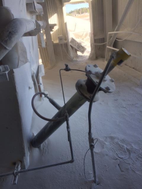 The VEGAPULS 69 radar sensor for bulk solids level measurement mounts at an extreme angle on the Lhoist clinker cooler.