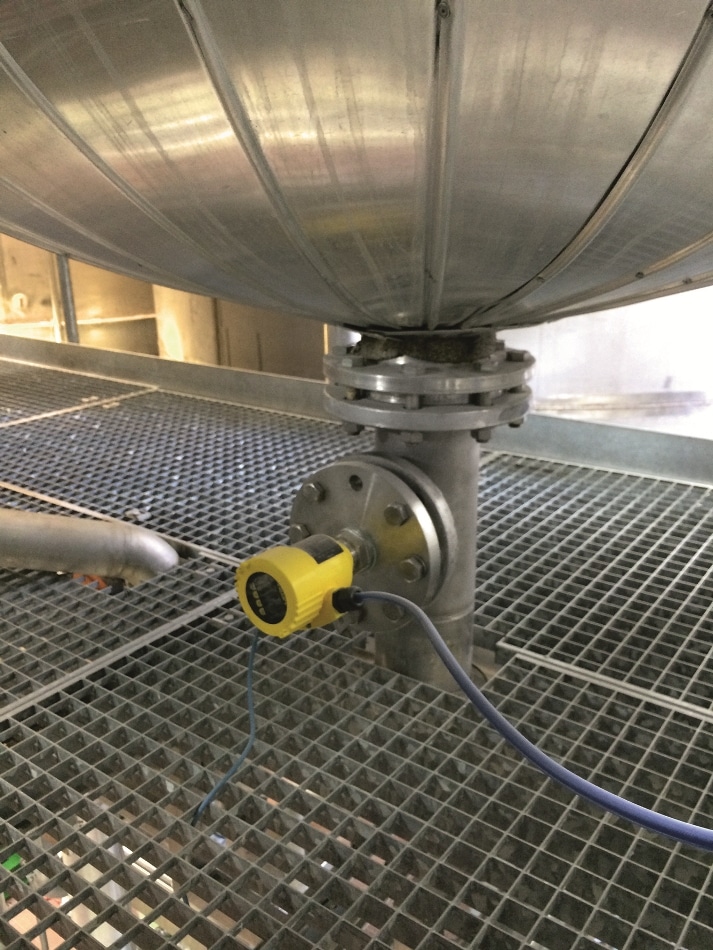 Electronic differential pressure measurement of a master sensor in a distillation tank.