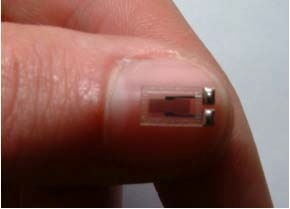 200 MHz SAW resonator made of quartz shown against thumbnail