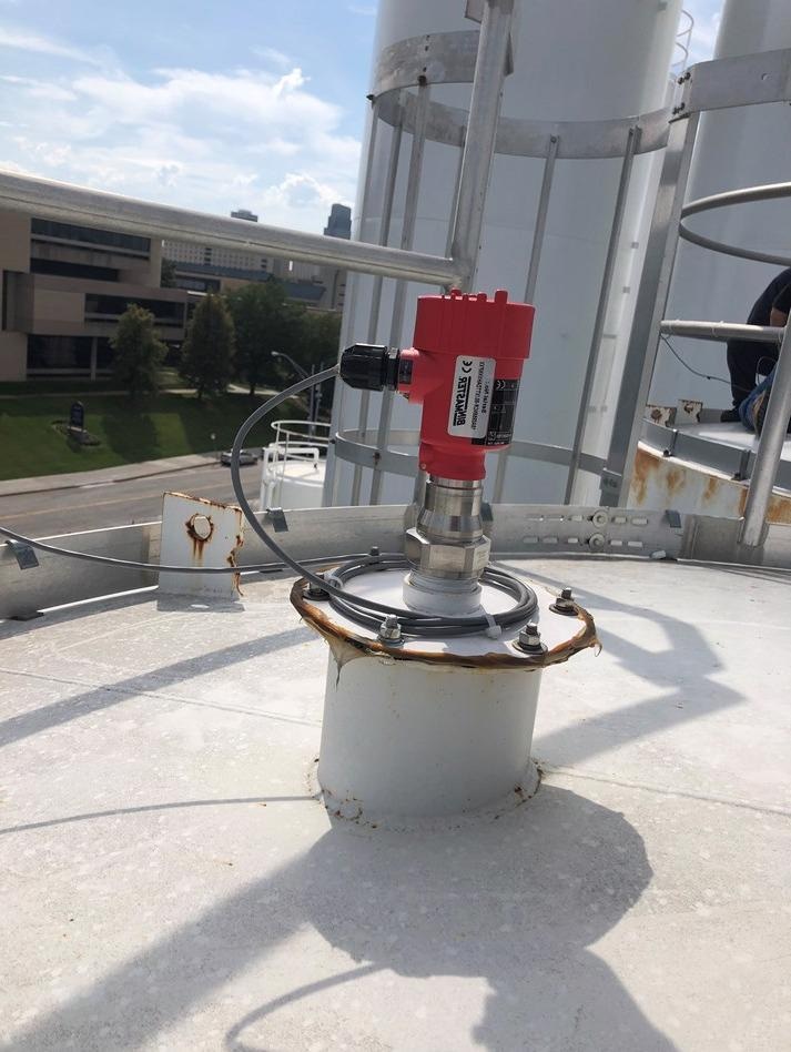 Non-contact 80 GHz radar is accurate in dust.