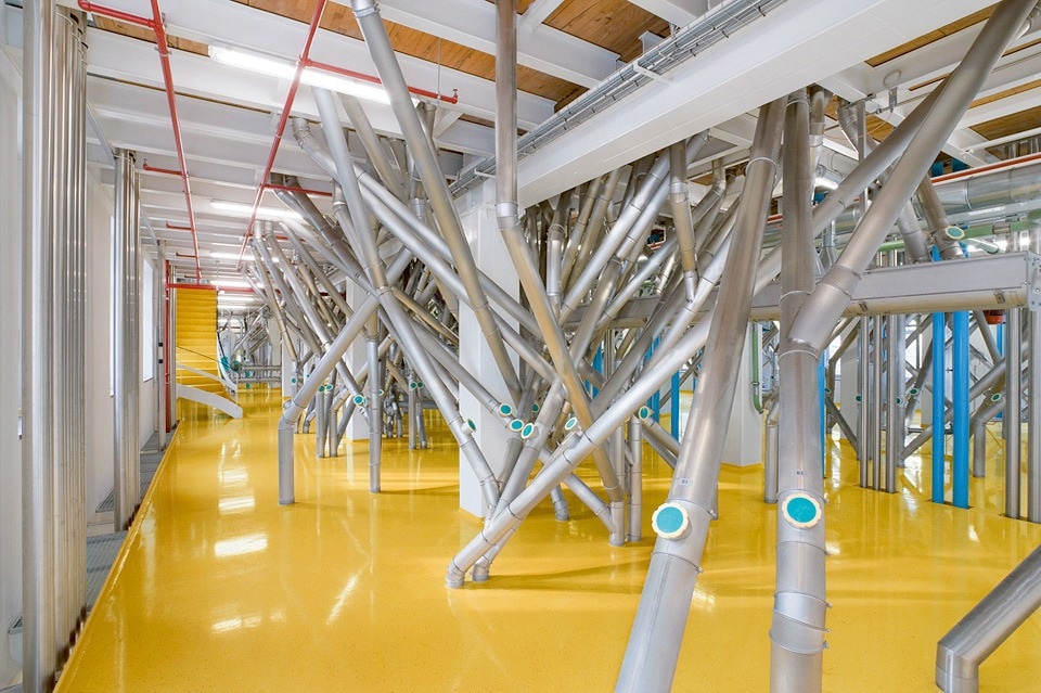 The piping network conveys the intermediate products to the roller mills. Every process step is comprehensively monitored during operation.