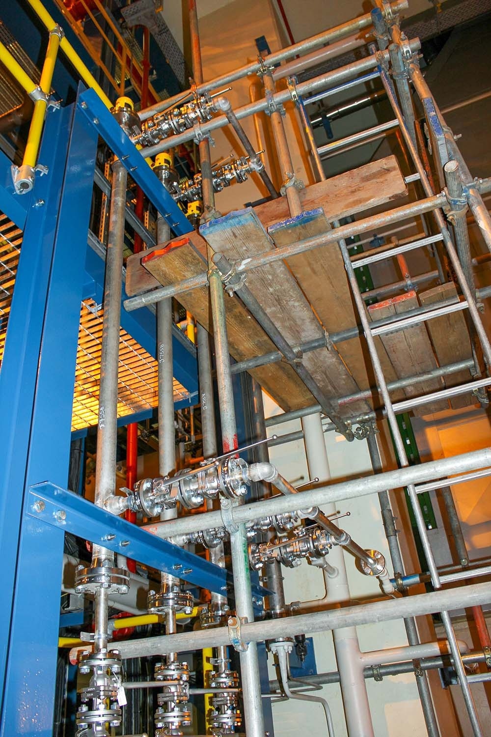 Inter-connecting pipes from the condenser with three VEGAFLEX 81 guided wave radar transmitters in bypass tubes.