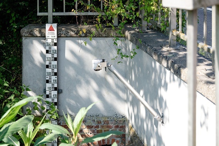 Old versus new – rod gauge and the modern radar transmitter: VEGAPULS Air 41.