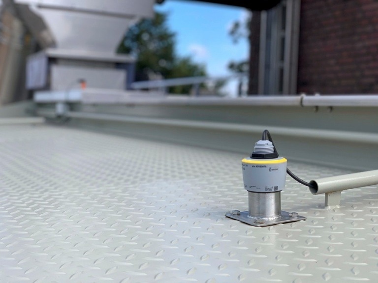 Unlike ultrasonic sensors, compact VEGAPULS C 21 radar sensors measure all the way to the top of chemical tanks, thus utilizing the entire tank volume.