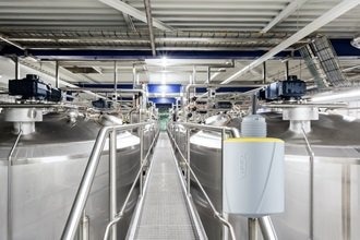 The wired-connected radar transmitter VEGAPULS C 23 reliably measures in real time levels in tanks over 15 meters high