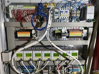 The VEGAMET and VEGASCAN controllers collect the signals from the level transmitters and send them pre-processed via a router to VEGA Inventory System in the cloud. From there, the measurement data is made available for visualization on a dedicated website