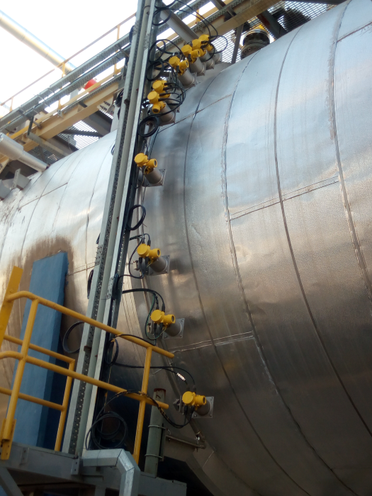 Mounted at a total of ten measuring points located one above the other, VEGA MINITRAC 31 sensors monitor the complete density profile over the entire vertical range, from 0 to 5000 mm