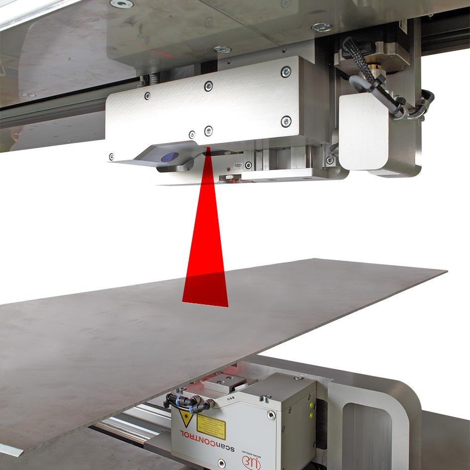 The laser spot is extended to a laser line, so that more measurement values over a larger area are averaged (best-fit line), giving substantially greater precision.