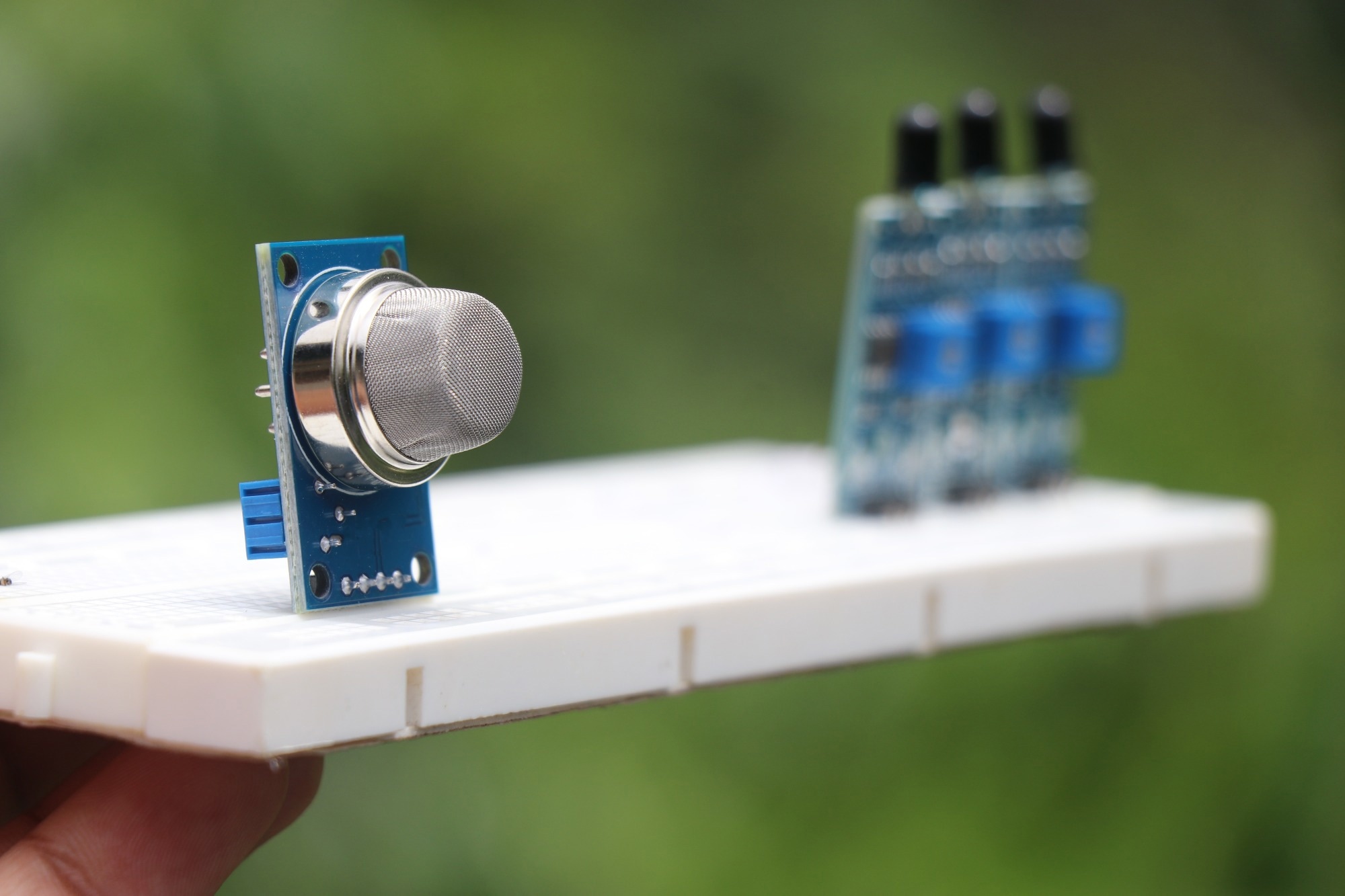 Memristors Boost SnO2 Gas Sensor Precision