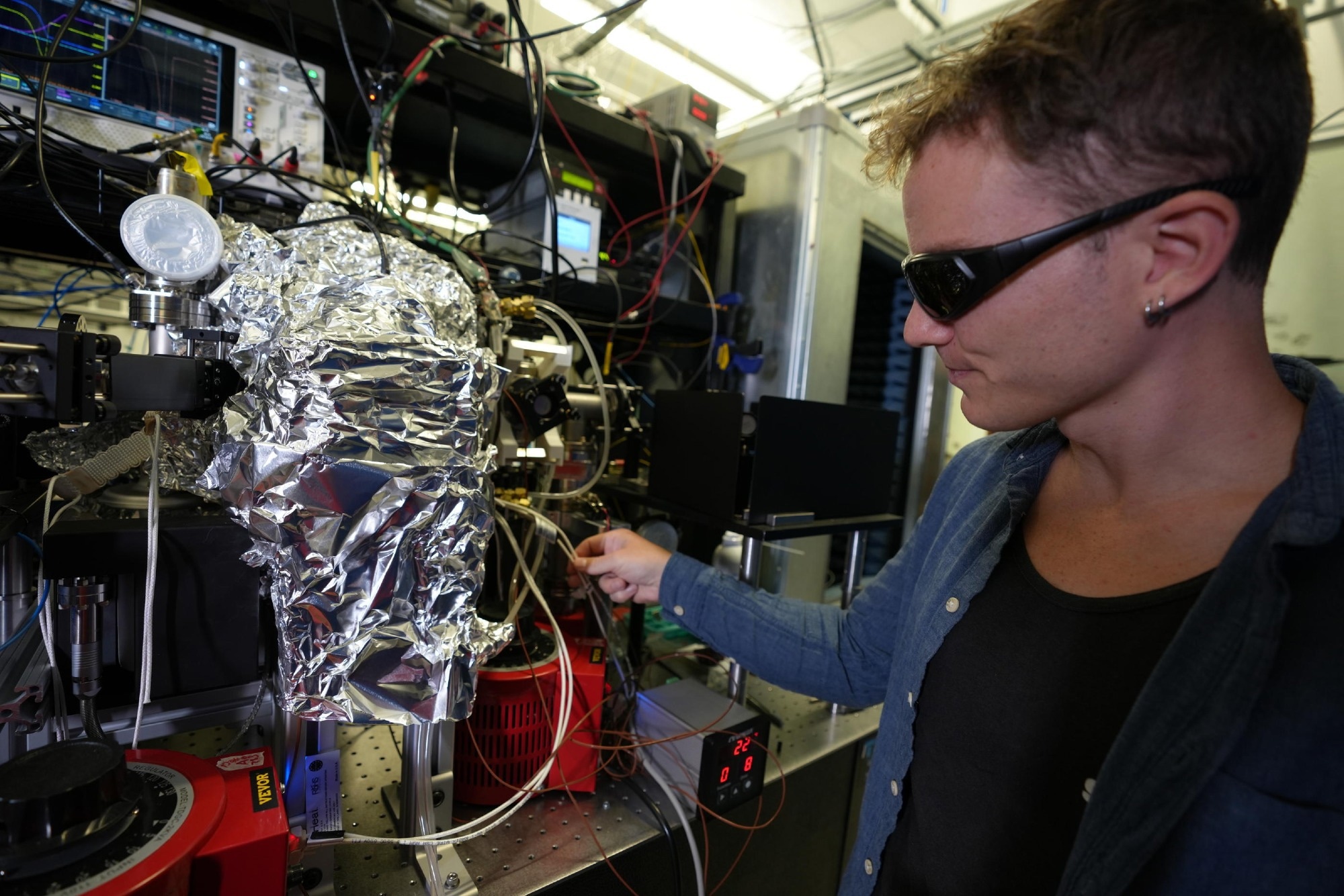 By monitoring how giant Rydberg atoms interact with heat in their environment, Noah Schlossberger and colleagues can measure temperature with remarkable accuracy.