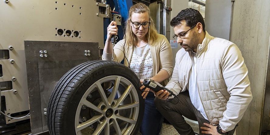 Cornelia Lex from the Institute of Automotive Engineering and Enis Ketan from the Institute of Thermodynamics and Sustainable Propulsion Systems at TU Graz at the tyre test bench.