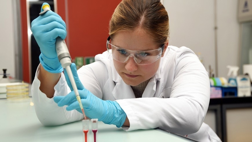 Empa researchers are working on antibiotic resistance sensors whose dyes react to certain bacteria.
