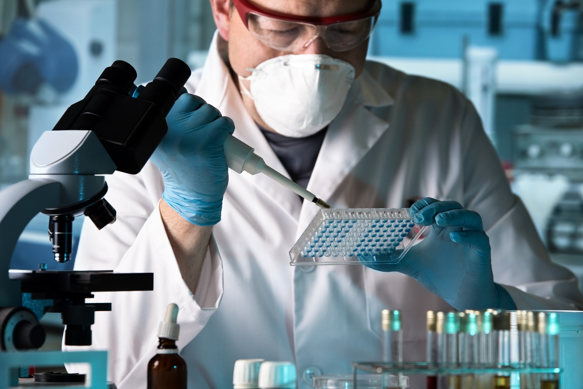 Biomedical engineer working with samples in microplate in the laboratory