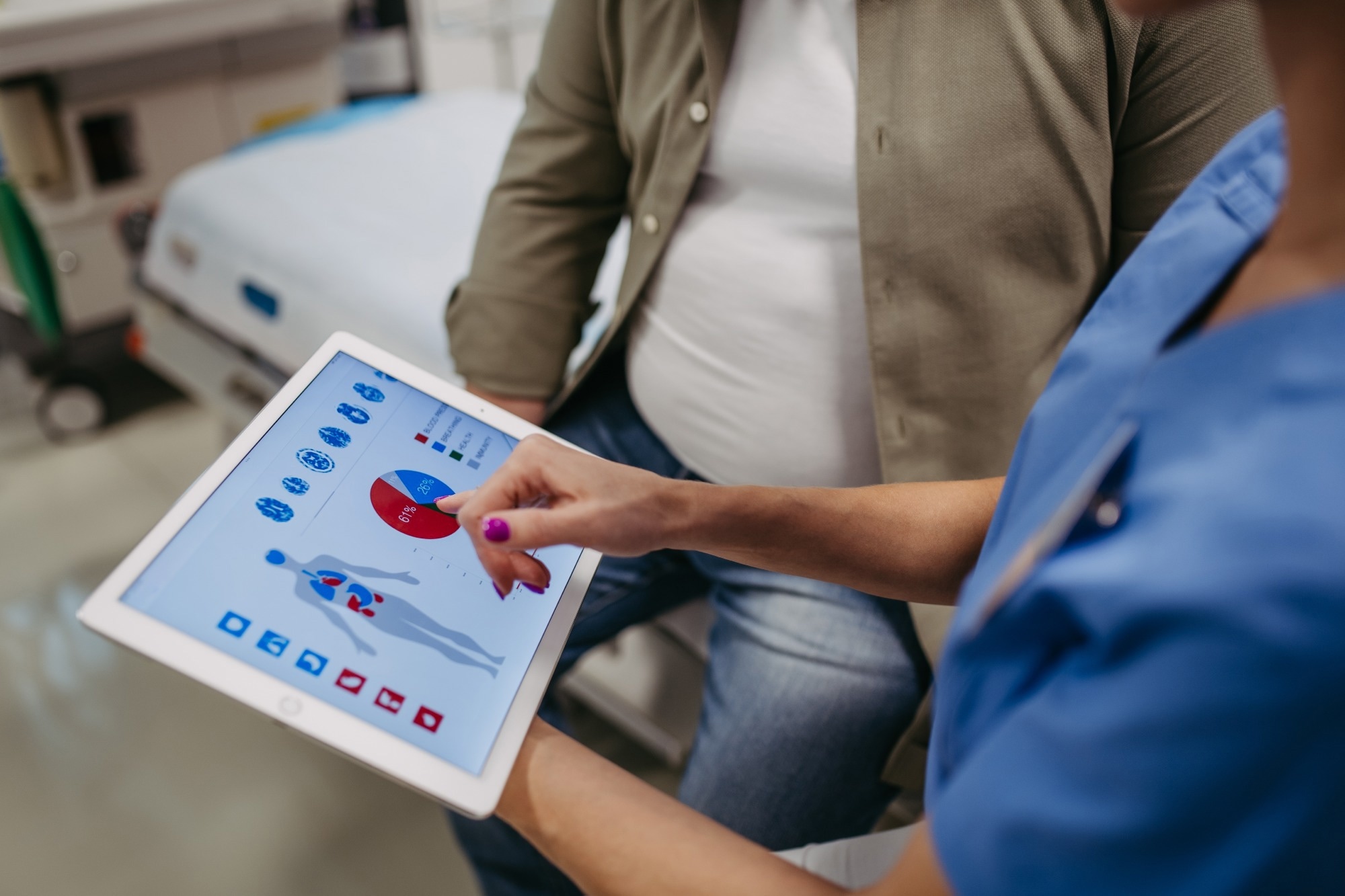 Doctor speaks overweight patient about body composition.