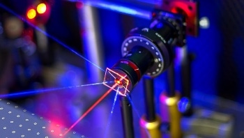 New Highly Sensitive Sensor with Gold Nanoparticle Array