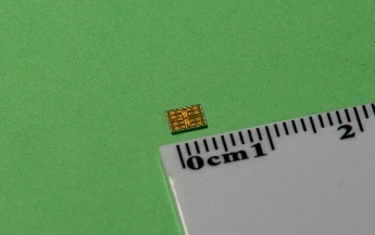 A Tiny, Low-Cost Transceiver to Enhance Performances of 5G Network and IoT Devices