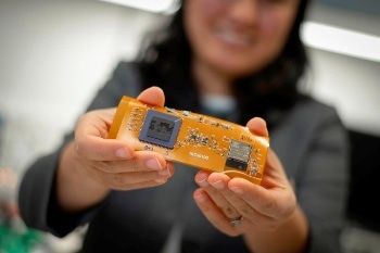 New Miniaturized Sensor for Remotely Measuring Blood Oxygen Levels of Babies